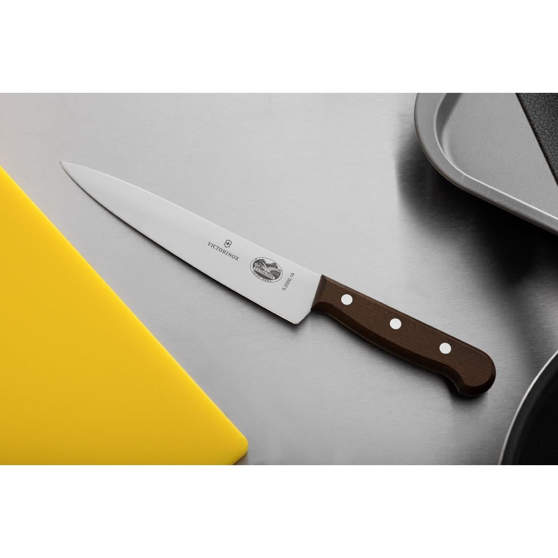 C604 Victorinox koksmes met houten heft 18cm