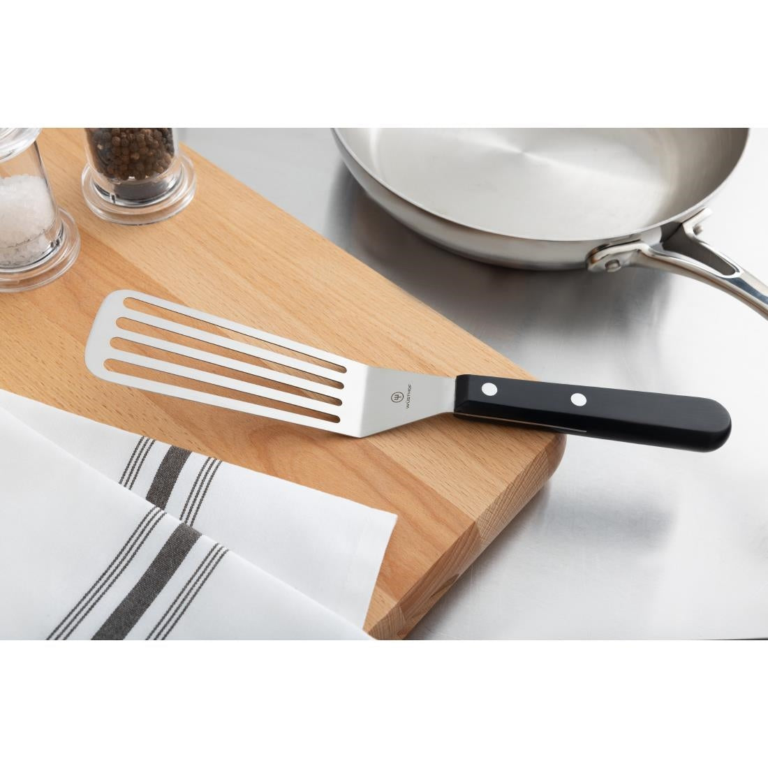 C931 Wusthof Classic gehoekte turner 13cm