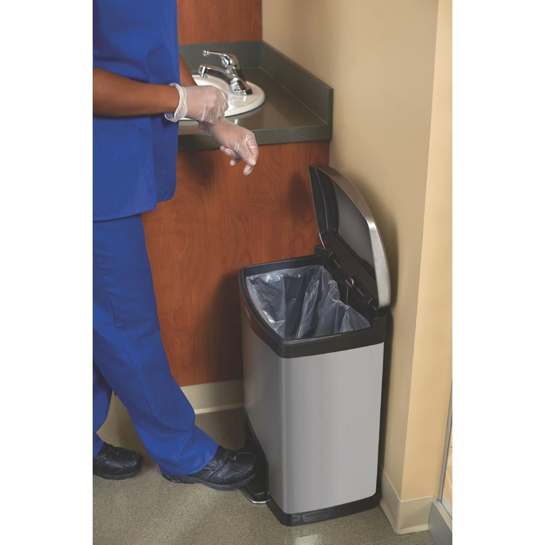 GE938 Rubbermaid Slim Jim Front Step pedaalemmer RVS 50Ltr