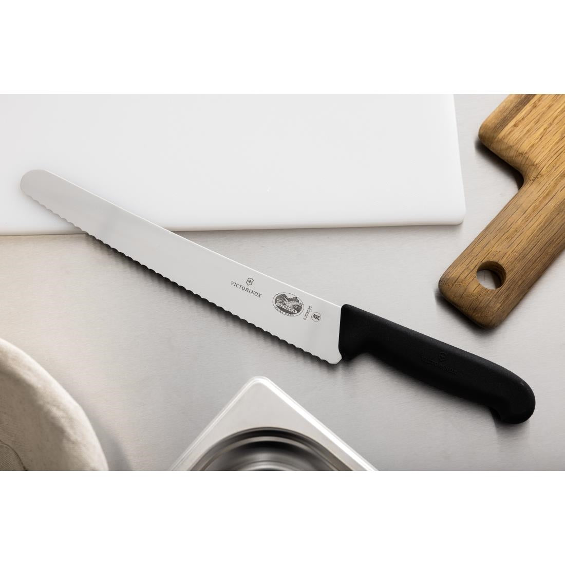 C663 Victorinox Fibrox gekarteld bakkersmes 25,5cm