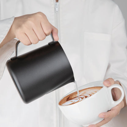 CM608 Olympia zwarte anti-kleef melkopschuimkan 900ml