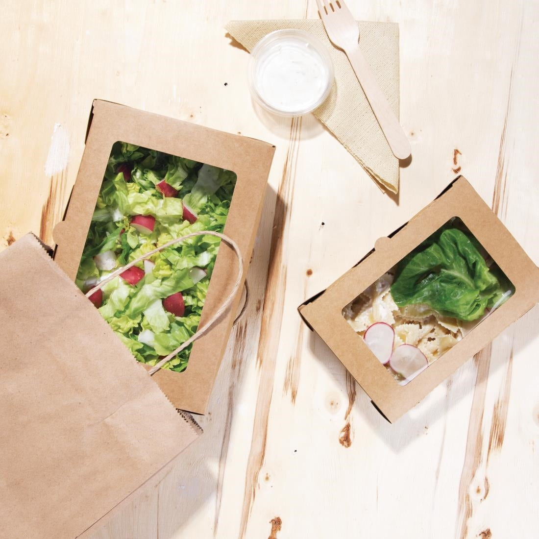 FN897 Fiesta Recyclable saladeboxen met PET venster 700ml (200 stuks)