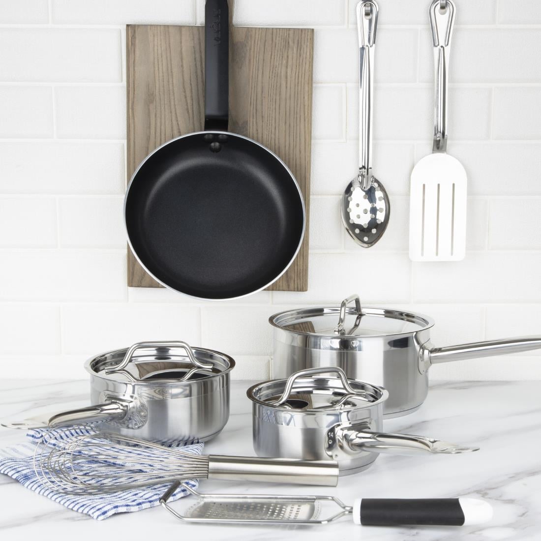 SA689 Nisbets Essentials Cook Like A Pro 4-Delige Steelpan- En Koekenpannenset