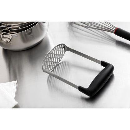 GG054 OXO Good Grips gladde aardappelstamper