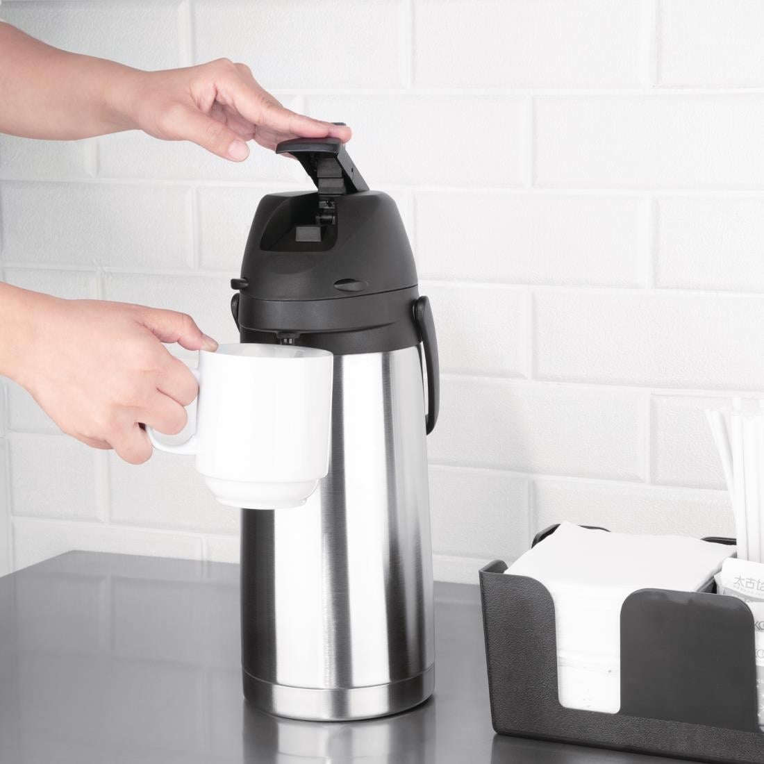 DG141 Nisbets Essentials thermoskan met pomp 1,9Ltr